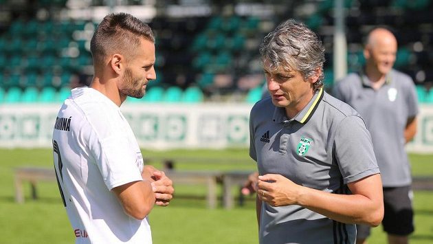 Hlavní trenér fotbalistů Karviné Jozef Weber (vpravo) se záložníkem Pavlem Eismannem. Hlavní trenér fotbalistů Karviné Jozef Weber (vpravo) se záložníkem Pavlem Eismannem.