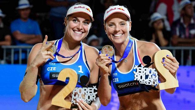 Plážové volejbalistky Barbora Hermannová (vlevo) a Markéta Nausch Sluková. Plážové volejbalistky Barbora Hermannová (vlevo) a Markéta Nausch Sluková.