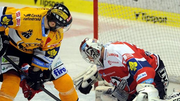 Litvínovský Lukáš Vantuch před brankářem Pardubic Brandonem Maxwellem v utkání 36. kola extraligy. Litvínovský Lukáš Vantuch před brankářem Pardubic Brandonem Maxwellem v utkání 36. kola extraligy.