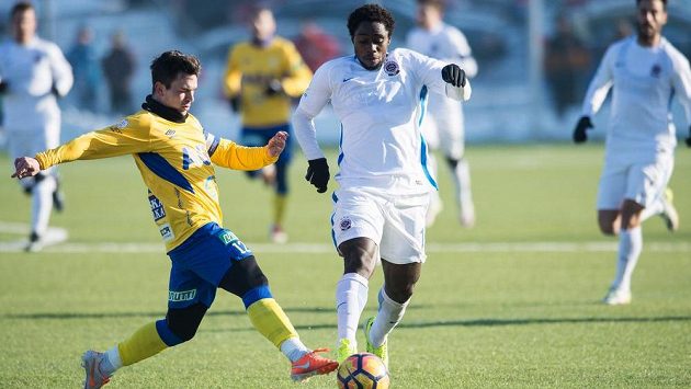Tiémoko Konaté (vpravo) ze Sparty Praha během přípravého utkání s Teplicemi. Tiémoko Konaté (vpravo) ze Sparty Praha během přípravého utkání s Teplicemi.