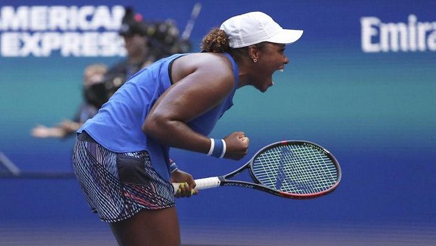 Američanka Taylor Townsendová se raduje po vyřazení Simony Halepové na US Open. Američanka Taylor Townsendová se raduje po vyřazení Simony Halepové na US Open.