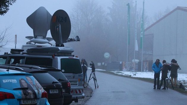 Novináři v bavorském Rothenfeldu marně vyhlížejí propuštěného Uliho Hoenesse. Novináři v bavorském Rothenfeldu marně vyhlížejí propuštěného Uliho Hoenesse.