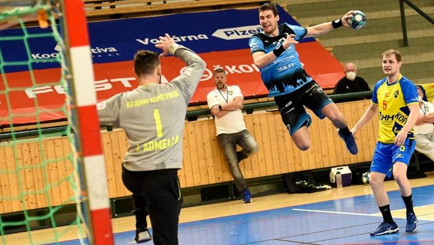 Jan Chmelík (uprostřed) při úvodním duelu Talentu Plzně s Kopřivnicí ve čtvrtfinále play off. Jan Chmelík (uprostřed) při úvodním duelu Talentu Plzně s Kopřivnicí ve čtvrtfinále play off.