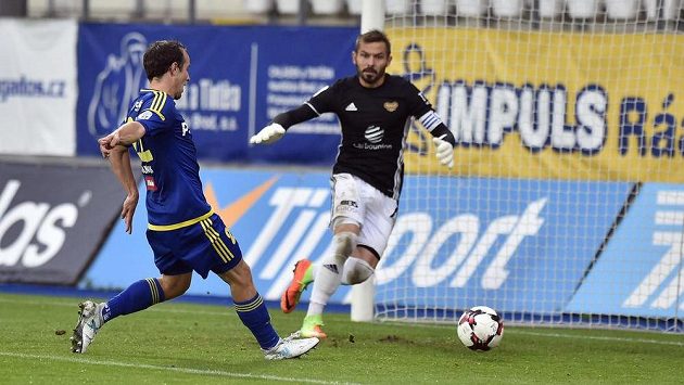 Jakub Fulnek z Jihlavy překonává brankáře Dukly Filipa Radu. Jakub Fulnek z Jihlavy překonává brankáře Dukly Filipa Radu.