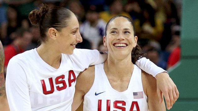 Američanky Diana Taurasiová (vlevo) a Sue Birdová po triumfu ve finále. Američanky Diana Taurasiová (vlevo) a Sue Birdová po triumfu ve finále.
