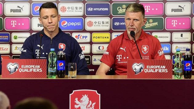 Kapitán české fotbalové reprezentace Marek Suchý (vlevo) a trenér Jaroslav Šilhavý na tiskové konferenci před utkáním kvalifikace mistrovství Evropy s Černou Horou v Olomouci. Kapitán české fotbalové reprezentace Marek Suchý (vlevo) a trenér Jaroslav Šilhavý na tiskové konferenci před utkáním kvalifikace mistrovství Evropy s Černou Horou v Olomouci.
