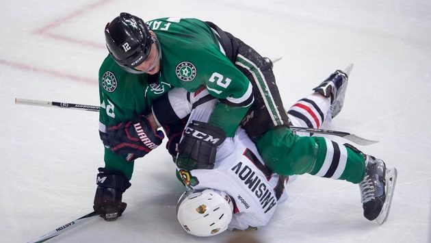 Český útočník Dallasu Radek Faksa v souboji s Arťomem Anisimovem z Chicaga. Český útočník Dallasu Radek Faksa v souboji s Arťomem Anisimovem z Chicaga.