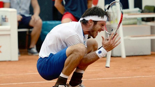 Argentinský tenista Leonardo Mayer slaví vítězství nad Španělem Davidem Ferrerem ve finále turnaje v Hamburku. Argentinský tenista Leonardo Mayer slaví vítězství nad Španělem Davidem Ferrerem ve finále turnaje v Hamburku.