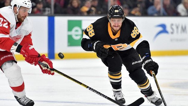 Český útočník David Pastrňák zpečetil 42. gólem v sezoně vítězství hokejistů Bostonu v utkání NHL nad Detroitem 4:1. Český útočník David Pastrňák zpečetil 42. gólem v sezoně vítězství hokejistů Bostonu v utkání NHL nad Detroitem 4:1.