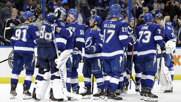 Radost hokejistů Tampy z vítězství nad Los Angeles Kings. Radost hokejistů Tampy z vítězství nad Los Angeles Kings.