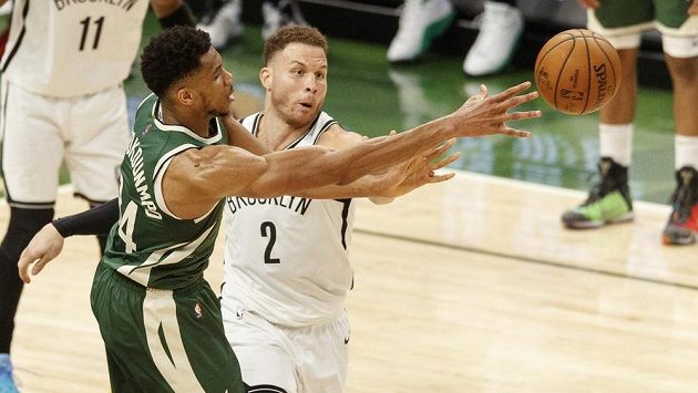 Basketbalista Milwaukee Bucks Janis Adetokunbo (34) přihrává přes Blakea Griffina (2) z Brooklyn Nets. Basketbalista Milwaukee Bucks Janis Adetokunbo (34) přihrává přes Blakea Griffina (2) z Brooklyn Nets.