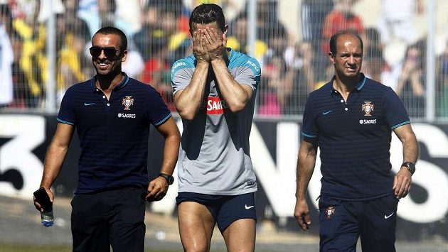 Cristiano Ronaldo (uprostřed) nedokončil čtvrteční trénink Portugalska a hřiště opustil s hlavou v dlaních... Cristiano Ronaldo (uprostřed) nedokončil čtvrteční trénink Portugalska a hřiště opustil s hlavou v dlaních...