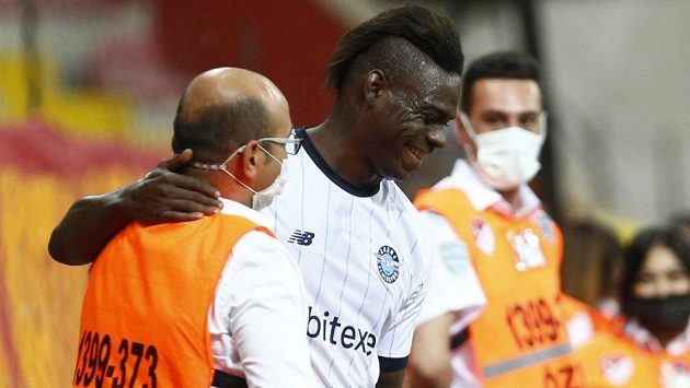 Kontroverzní italský fotbalista Mario Balotelli se i po přestupu do Turecka stará o rozruch. Jednatřicetiletý útočník Adany Demirspor neunesl v duelu s Konyasporem své předčasné vystřídání a zlost si vylil na jednom ze spoluhráčů. Kontroverzní italský fotbalista Mario Balotelli se i po přestupu do Turecka stará o rozruch. Jednatřicetiletý útočník Adany Demirspor neunesl v duelu s Konyasporem své předčasné vystřídání a zlost si vylil na jednom ze spoluhráčů.