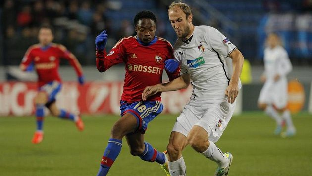 Plzeňský zadák Roman Hubník (vpravo) bojuje o míč s Ahmedem Musou z CSKA Moskva. Plzeňský zadák Roman Hubník (vpravo) bojuje o míč s Ahmedem Musou z CSKA Moskva.