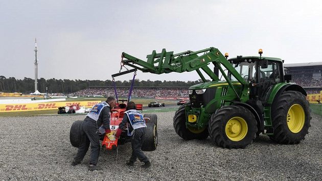 Vettelův monopost musel při Velké ceně Německa odvézt traktor. Vettelův monopost musel při Velké ceně Německa odvézt traktor.