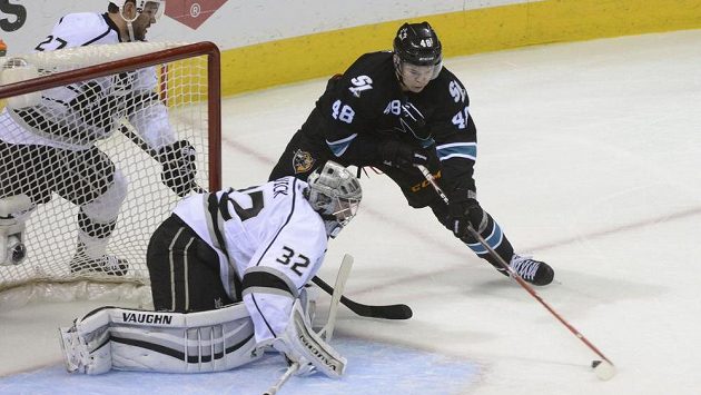 Útočník San Jose Tomáš Hertl (48) v rozhodujícím sedmém zápase play off brankáře Los Angeles Kings Jonathana Quicka (32) nepřekonal. Útočník San Jose Tomáš Hertl (48) v rozhodujícím sedmém zápase play off brankáře Los Angeles Kings Jonathana Quicka (32) nepřekonal.