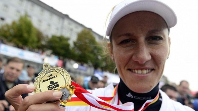 Skifařka Knapková se chlubí s medailí za vítězství v ženském skifu v Primátorkách. Skifařka Knapková se chlubí s medailí za vítězství v ženském skifu v Primátorkách.