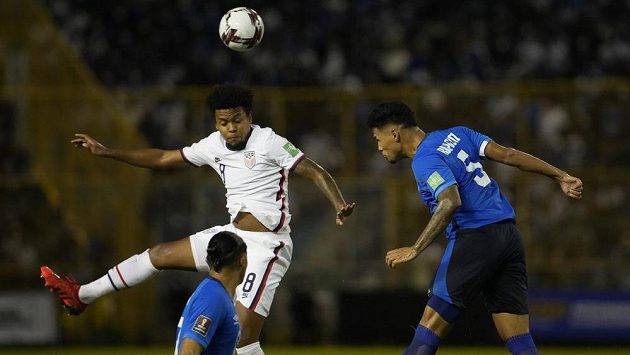 Američan Weston McKennie (uprostřed) byl vyřazen z reprezentace. Američan Weston McKennie (uprostřed) byl vyřazen z reprezentace.