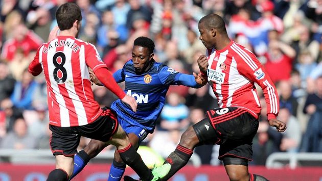 Danny Welbeck z Manchesteru United (uprostřed) se snaží prosadit mezi Craigem Gardnerem (vlevo) a Titusem Bramblem ze Sunderlandu. Danny Welbeck z Manchesteru United (uprostřed) se snaží prosadit mezi Craigem Gardnerem (vlevo) a Titusem Bramblem ze Sunderlandu.