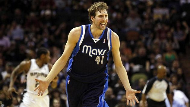Hvězda Dallasu Mavericks Dirk Nowitzki se raduje z trefy proti San Antoniu. Hvězda Dallasu Mavericks Dirk Nowitzki se raduje z trefy proti San Antoniu.