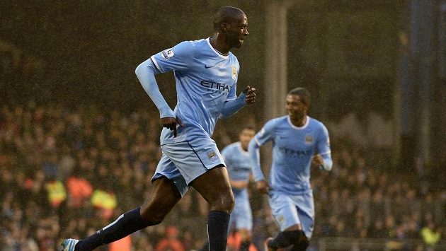 Záložník Manchesteru City Yaya Touré (vpředu). Záložník Manchesteru City Yaya Touré (vpředu).