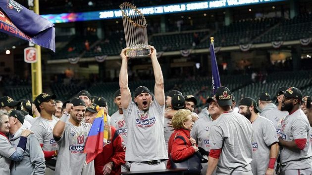 Baseballista Washingtonu Nationals Yan Gomes se raduje s trofejí pro vítěze Světové série. Baseballista Washingtonu Nationals Yan Gomes se raduje s trofejí pro vítěze Světové série.