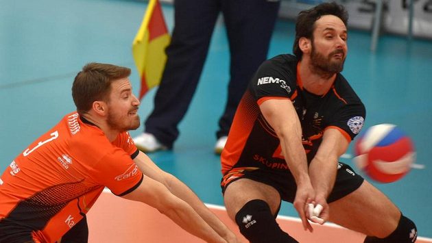 Karlovarští volejbalisté Daniel Pfferer (vlevo) a Ondřej Hudeček. Karlovarští volejbalisté Daniel Pfferer (vlevo) a Ondřej Hudeček.