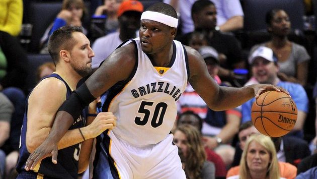 Zach Randolph (vpravo) z Memphisu si kryje míč v souboji s Ryanem Andersonem z New Orleansu. Zach Randolph (vpravo) z Memphisu si kryje míč v souboji s Ryanem Andersonem z New Orleansu.