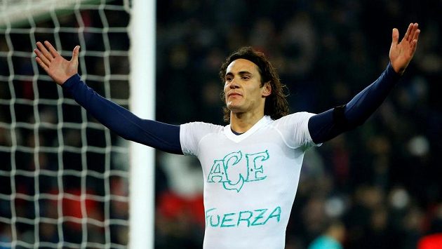 Útočník Paris Saint-Germain Edinson Cavani se raduje z gólu. Útočník Paris Saint-Germain Edinson Cavani se raduje z gólu.