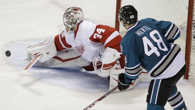 Gólman Detroitu Petr Mrázek zasahuje v utkání proti San Jose. Vpravo útočník Žraloků Tomáš Hertl. Gólman Detroitu Petr Mrázek zasahuje v utkání proti San Jose. Vpravo útočník Žraloků Tomáš Hertl.