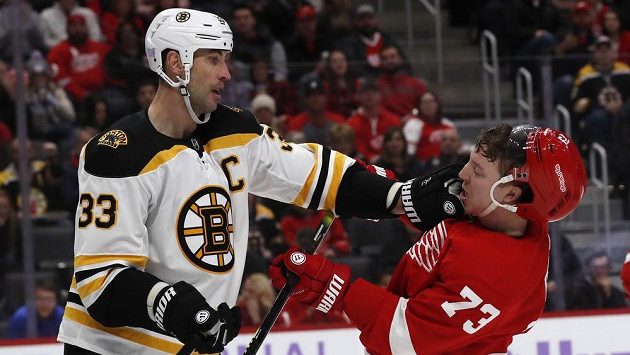 S obrovitým obráncem Bostonu, Zdenem Chárou, není radno si zahrávat... S obrovitým obráncem Bostonu, Zdenem Chárou, není radno si zahrávat...