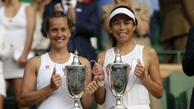 Barbora Strýcová (vlevo) a Sie Šu-wej Tchaj-wanu s trofejemi za triumf ve Wimbledonu Barbora Strýcová (vlevo) a Sie Šu-wej Tchaj-wanu s trofejemi za triumf ve Wimbledonu