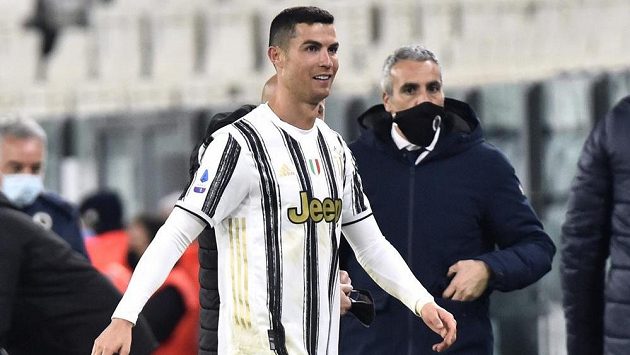 Hvězda Juventusu Turín - Cristiano Ronaldo - po vítězném zápase. Hvězda Juventusu Turín - Cristiano Ronaldo - po vítězném zápase.