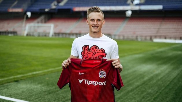 Martin Graiciar už pózoval na Letné ve sparťanském dresu. Martin Graiciar už pózoval na Letné ve sparťanském dresu.