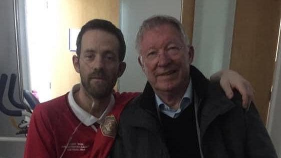 Fanoušek Damien Nixon a bývalý trenér Sir Alex Ferguson Fanoušek Damien Nixon a bývalý trenér Sir Alex Ferguson