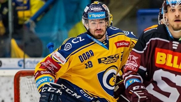Hokejový obránce Martin Novotný si vybojoval roční smlouvu v extralize se Zlínem. Klub teď oznámil, že dá šanci i triu odchovanců. Hokejový obránce Martin Novotný si vybojoval roční smlouvu v extralize se Zlínem. Klub teď oznámil, že dá šanci i triu odchovanců.