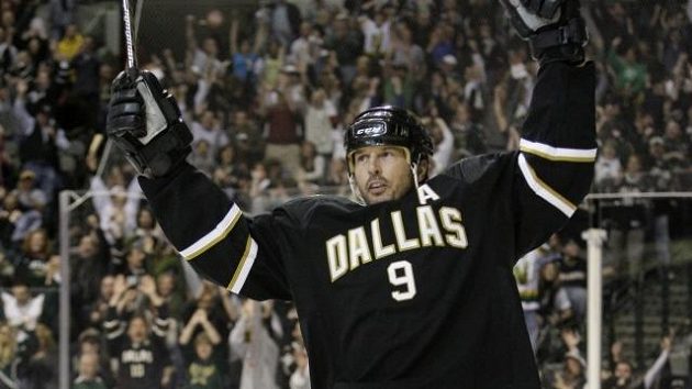 Mike Modano se v dresu Dallasu raduje z branky. Mike Modano se v dresu Dallasu raduje z branky.
