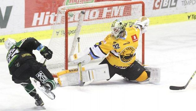 Karlovarský Sebastian Gorčík překonává gólmana Litvínova Jaroslava Januse. Karlovarský Sebastian Gorčík překonává gólmana Litvínova Jaroslava Januse.