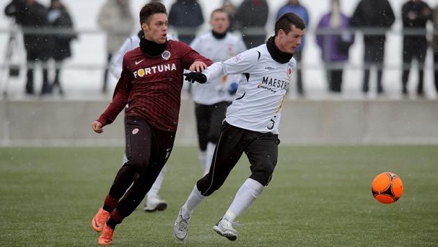Útočník Václav Kadlec (vlevo) v souboji s Lukášem Bielákem z Ružomberoku. Útočník Václav Kadlec (vlevo) v souboji s Lukášem Bielákem z Ružomberoku.