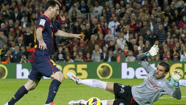 Barcelonský Lionel Messi (vlevo) se snaží proniknout podél gólmana Celty Vigo Javiho Varase. Barcelonský Lionel Messi (vlevo) se snaží proniknout podél gólmana Celty Vigo Javiho Varase.