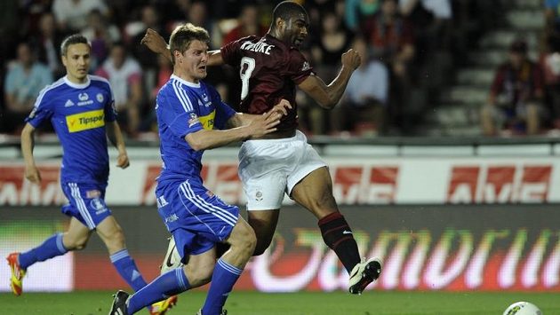 Leonard Kweuke střílí za Spartu gól proti Olomouci Leonard Kweuke střílí za Spartu gól proti Olomouci