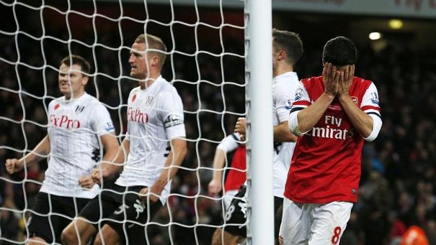 Mikel Arteta (vpravo) se drží za hlavu. Neproměnil pokutový kop ve čtvrté minutě nastavení. Mikel Arteta (vpravo) se drží za hlavu. Neproměnil pokutový kop ve čtvrté minutě nastavení.