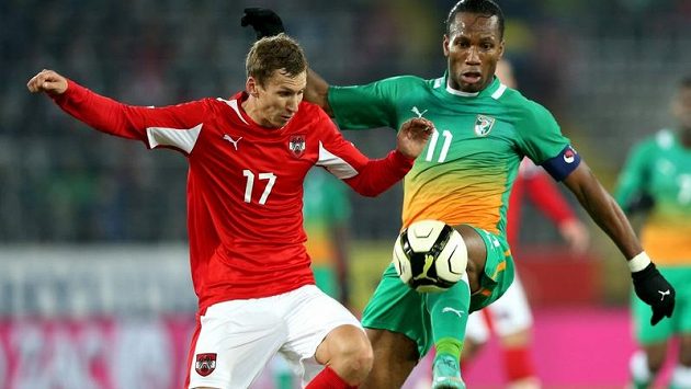 Fotbalista Šanghaje Didier Drogba (vpravo). Fotbalista Šanghaje Didier Drogba (vpravo).