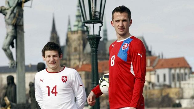 Fotbalisté Václav Pilař (vlevo) a Tomáš Pekhart v nových dresech reprezentace Fotbalisté Václav Pilař (vlevo) a Tomáš Pekhart v nových dresech reprezentace
