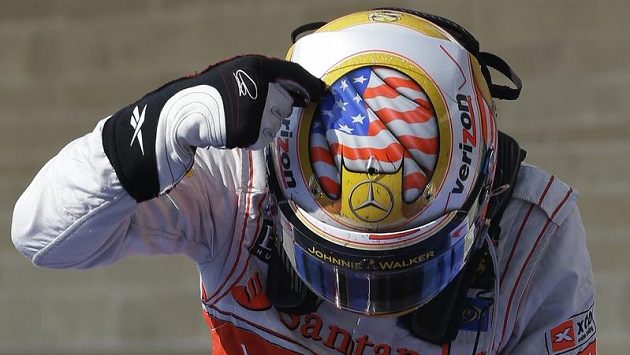 Vyhrála to helma...? Lewis Hamilton se v cíli pochlubil speciální "americkou" přilbou. Vyhrála to helma...? Lewis Hamilton se v cíli pochlubil speciální "americkou" přilbou.