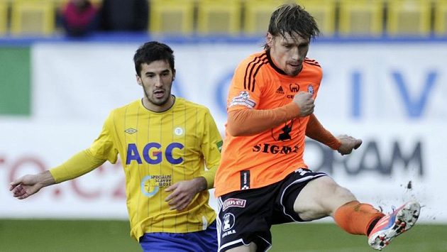 Aleš Škerle z Olomouce odkopává míč před Aidinem Mahmutovičem z Teplic. Aleš Škerle z Olomouce odkopává míč před Aidinem Mahmutovičem z Teplic.