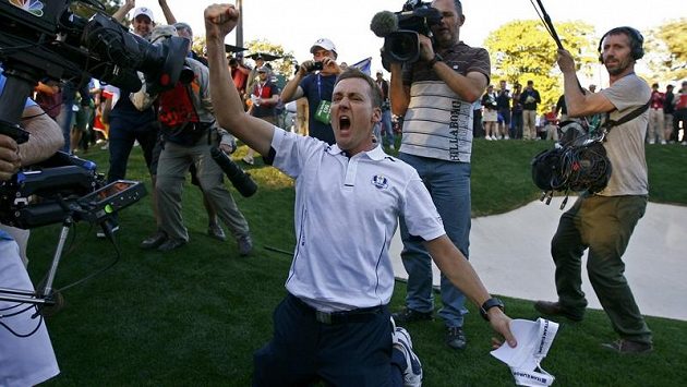 Anglický golfista Ian Poulter se raduje z výhry v prestižním Ryder Cupu Anglický golfista Ian Poulter se raduje z výhry v prestižním Ryder Cupu