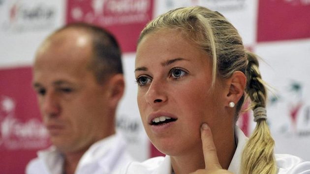 Andrea Hlaváčková a fedcupový kapitán Petr Pála před zápasem s Itálií. Andrea Hlaváčková a fedcupový kapitán Petr Pála před zápasem s Itálií.