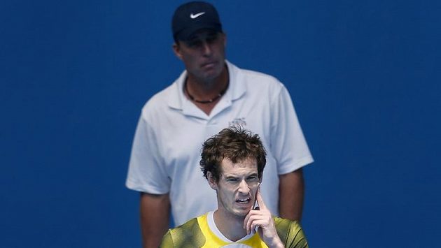 Britský tenista Andy Murray při tréninku v Melbourne Parku pod pečlivým dohledem trenéra Ivana Lendla (vzadu). Britský tenista Andy Murray při tréninku v Melbourne Parku pod pečlivým dohledem trenéra Ivana Lendla (vzadu).