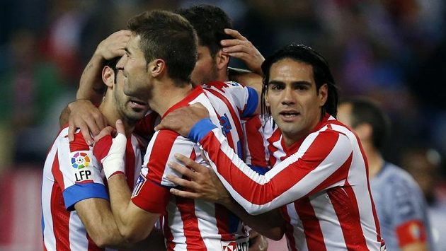 Kolumbijský útočník Radamel Falcao (vpravo) z Atlétika Madrid znovu skóroval. Kolumbijský útočník Radamel Falcao (vpravo) z Atlétika Madrid znovu skóroval.